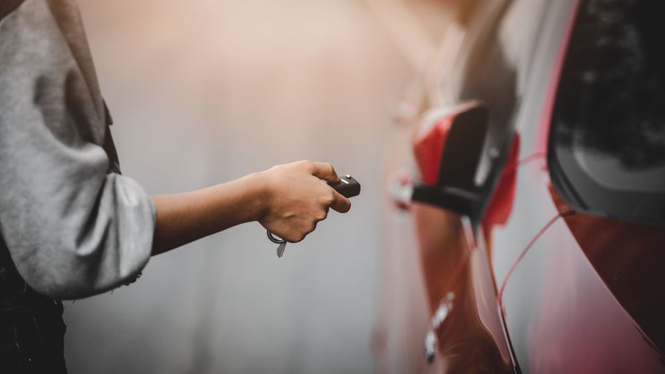 ¿Cómo abrir un coche con las llaves dentro?