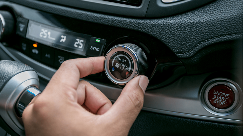 Para ahorrar carburante, ¿cómo se debe ventilar el vehículo?
