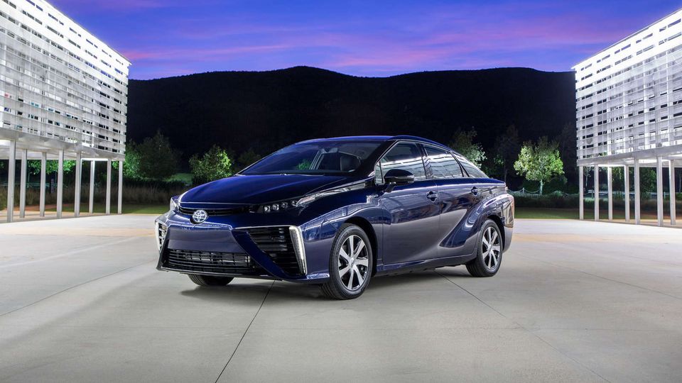 Toyota Mirai: il futuro a zero emissioni bisogna meritarselo