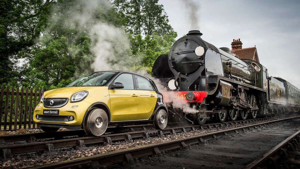 Smart ForFour 2016 si trasforma in un piccolo… treno!
