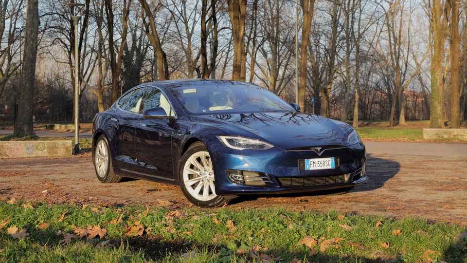 Supercar elettrica Tesla: test drive con effetto wow!