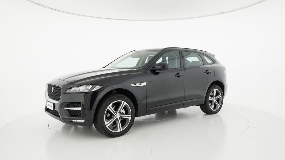 Interni spaziosi e prestazioni sportive: il suv Jaguar F-Pace